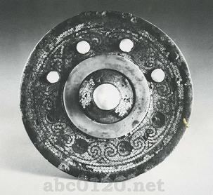 円形瑪瑙象嵌銅釦飾（帯飾り）