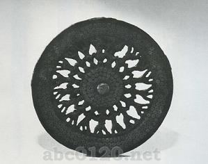 円形舞人玉象嵌銅釦飾（帯飾り）
