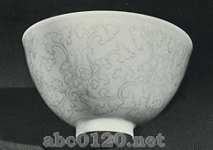 白磁牡丹唐草文鉢