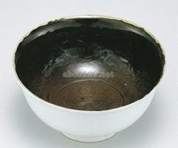 白磁黒釉雲龍文鉢