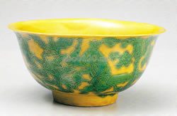 黄地緑彩人物文鉢