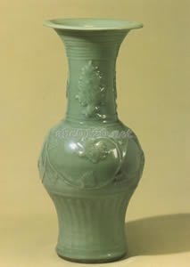青磁牡丹唐草文花瓶