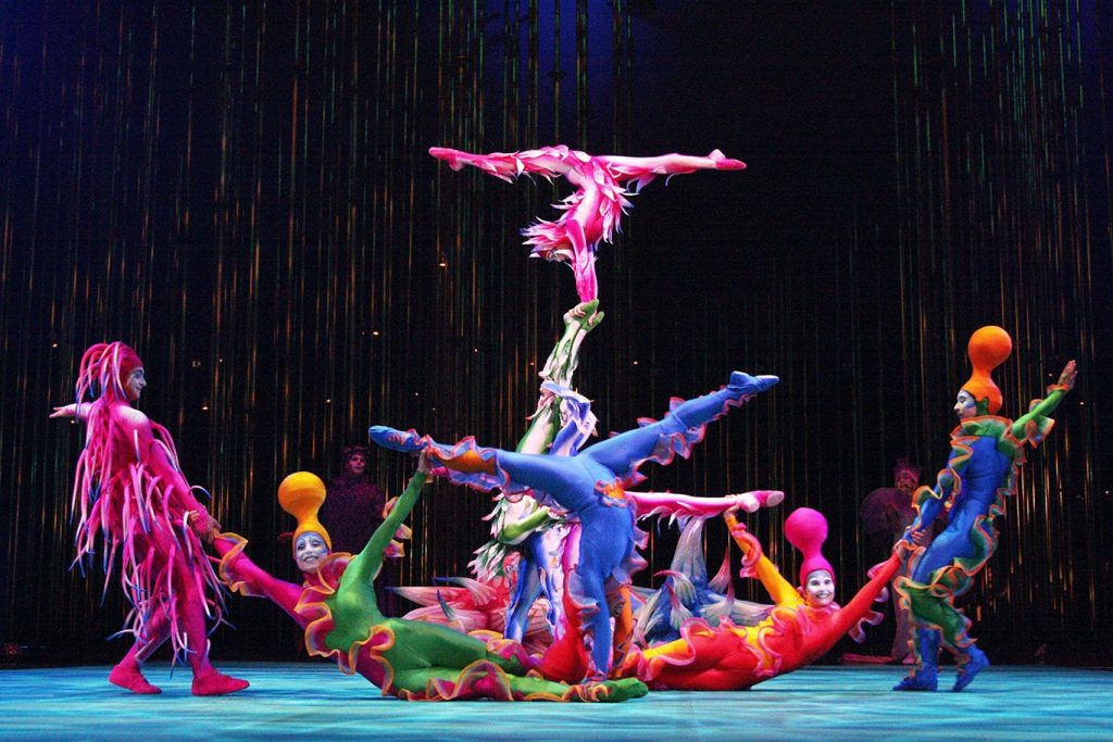 コンテンポラリー・サーカス 『ヴァレカイ』 （シルク・ドゥ・ソレイユ、2002 年）　衣装デザイン Director: Dominic Champagne / Director of creation: Andrew Watson / Set designer: Stéphane Roy / Courtesy of Cirque du Soleil