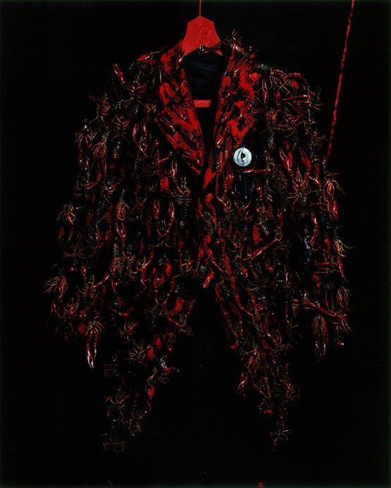 今道子《赤い燕尾服》1994年 発色現像方式印画 作家蔵 ©Michiko Kon, Courtesy PGI