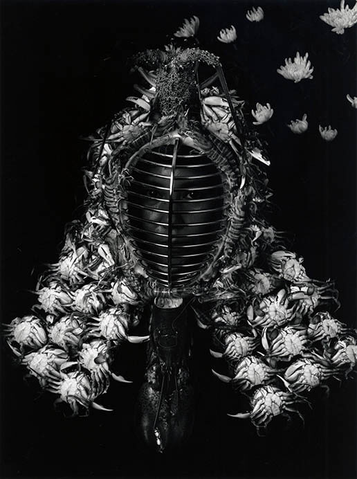 今道子《蟹＋剣道面（セルフポートレート #4）》1990年 ゼラチン・シルバー・プリント 作家蔵 ©Michiko Kon, Courtesy PGI