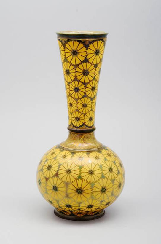 《黄色のヤグルマギク文花器》ジョルナイ陶磁器製造所　1900年頃　ブダペスト国立工芸美術館蔵