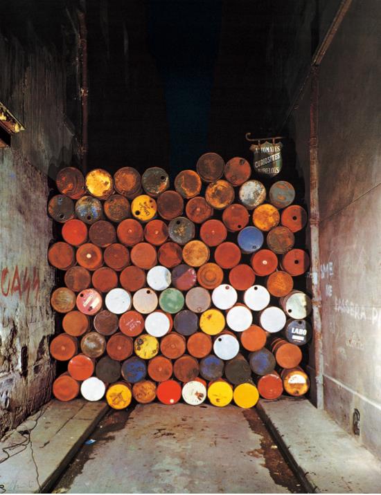 クリストとジャンヌ゠クロード《鉄のカーテン―ドラム缶の壁（パリ、ヴィスコンティ通り、1961-62年）》1968年 69.7×54.5cm　スクリーンプリント、紙 DIC川村記念美術館