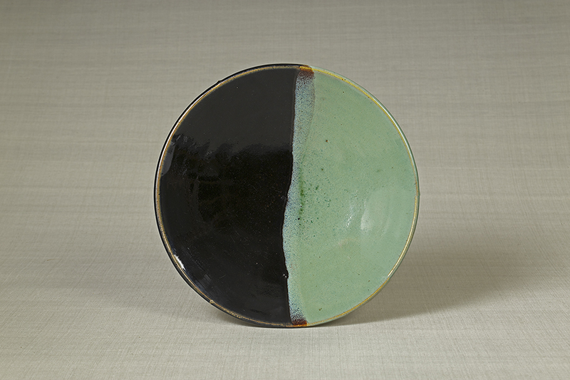 《緑黒釉掛分皿（りょくこくゆうかけわけざら）》 鳥取県・牛ノ戸　1930 年代 日本民藝館