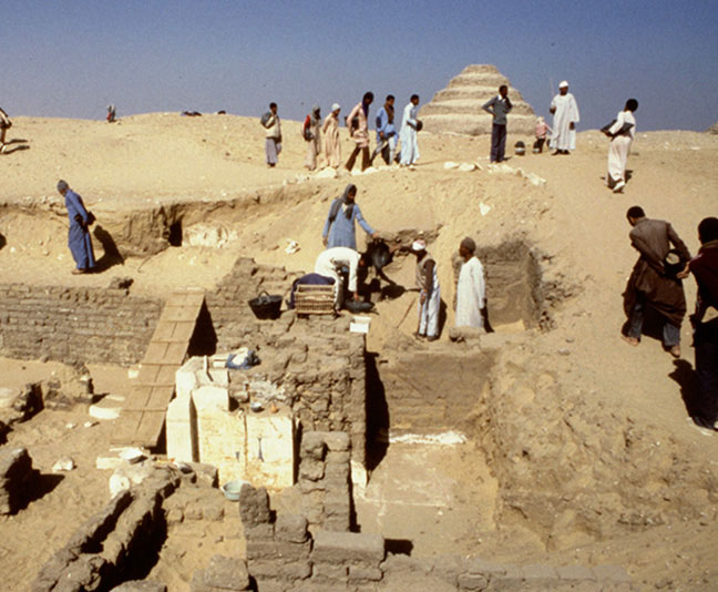 サッカラで新王国時代の高官墓を発掘している様子