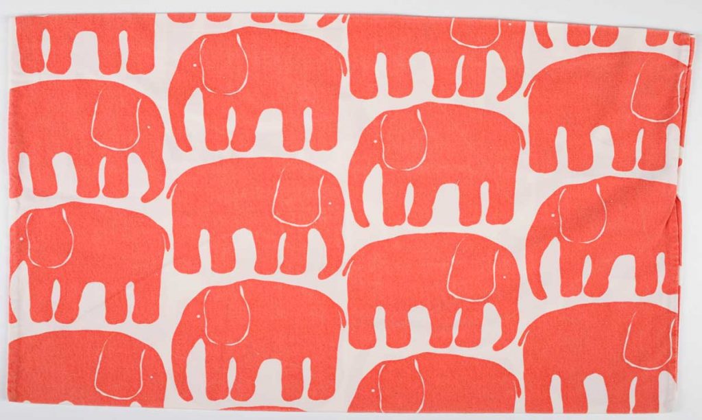 ライナ・コスケラ作「エレファンティ（象）」枕カバー寝具用生地　1969年 タンペレ歴史博物館所蔵