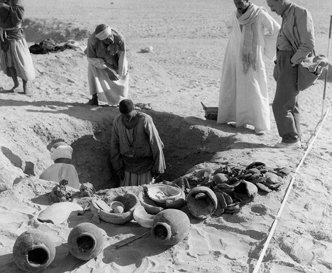 アブー・ラワシュで初期王朝時代の墓を調査している様子