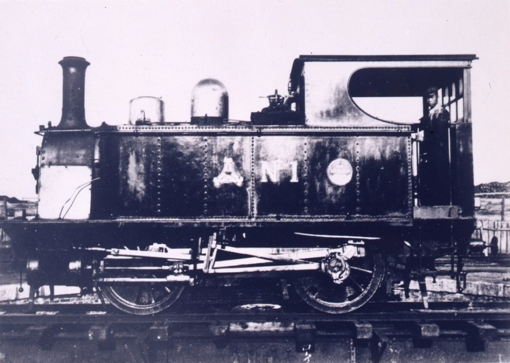 讃岐鉄道1号機関車（鉄道博物館蔵） 明治22年（1889）、香川県で最初の鉄道である讃岐鉄道が敷設された。その時に最初に導入された機関車の写真。側面に見える三角形の印は讃岐鉄道の社章。