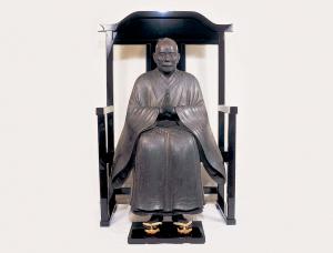 木造一鎮倚像（称念寺所蔵、重要文化財）椅子に腰かけた一鎮上人77歳の寿像