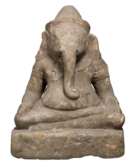 ガネーシャ坐像ざぞう カンボジア・ブッダのテラス北側 アンコール時代・12～13世紀 フランス極東学院交換品 象の頭に人間のからだを持つガネーシャは、富と知恵をつかさどるヒンドゥー教の神です。