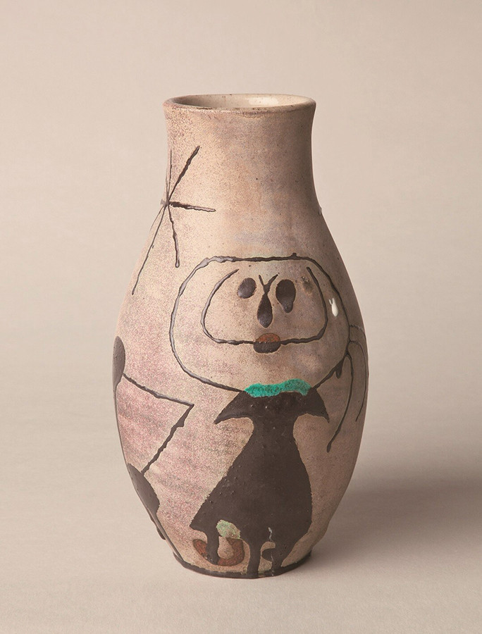 ュゼップ・リュレンス・イ・アルティガス、ジュアン・ミロ 《花瓶》 1946年 炻器 個人蔵 © Successió Miró / ADAGP, Paris & JASPAR, Tokyo, 2021 E4304