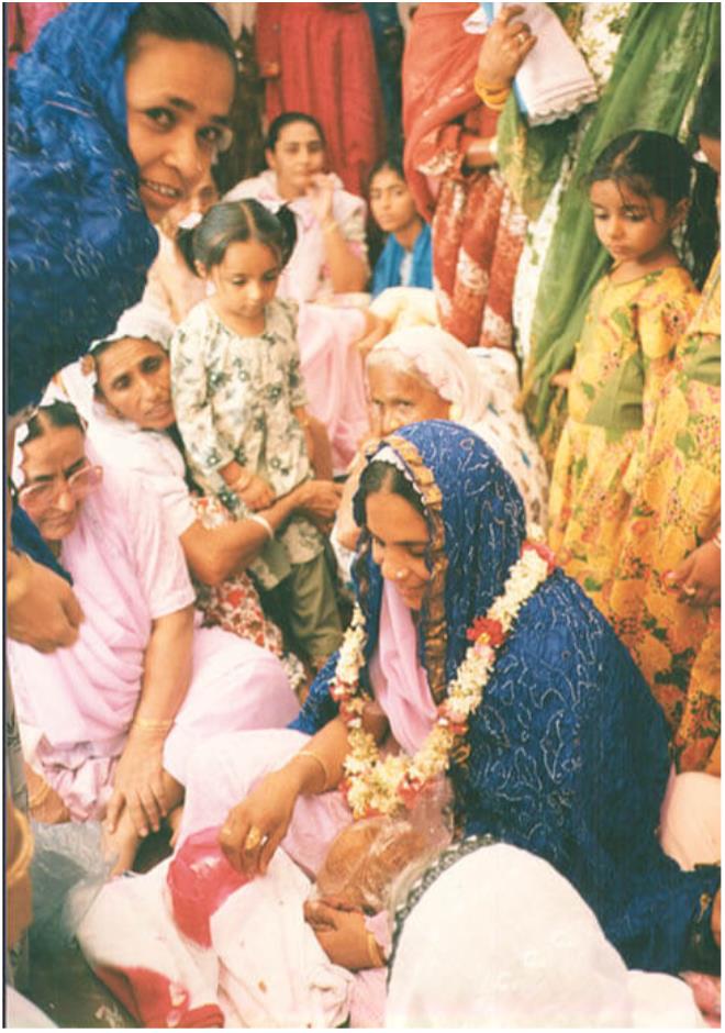 花嫁の母親に彼女の実家から贈り物が届けられる。インド　グジャラート州　カッチ県　1999年　金谷美和撮影