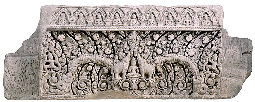 まぐさ カンボジア、タ・セル　アンコール時代・ 11世紀　フランス極東学院交換品 楣は建物の入口上部を飾るもので、左下、右下に怪魚マカラが表されています。
