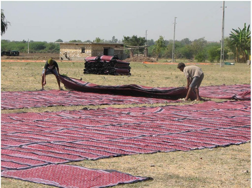インドで東アフリカ向けカンガの生産がおこなわれている。インド　グジャラート州　ジェートプル　2006年　金谷美和撮影