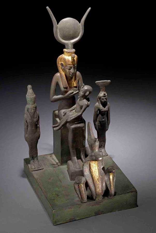 ホルス神に授乳するイシス女神像 前664～前332年、大英博物館蔵、 © The Trustees of the British Museum