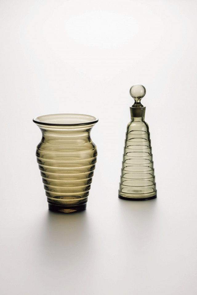 アイノ・アアルト《「ボルゲブリック」花瓶、ボトル》1932年、カルフラガラス製作所、コレクション・カッコネン蔵、Photo/Rauno Träskelin