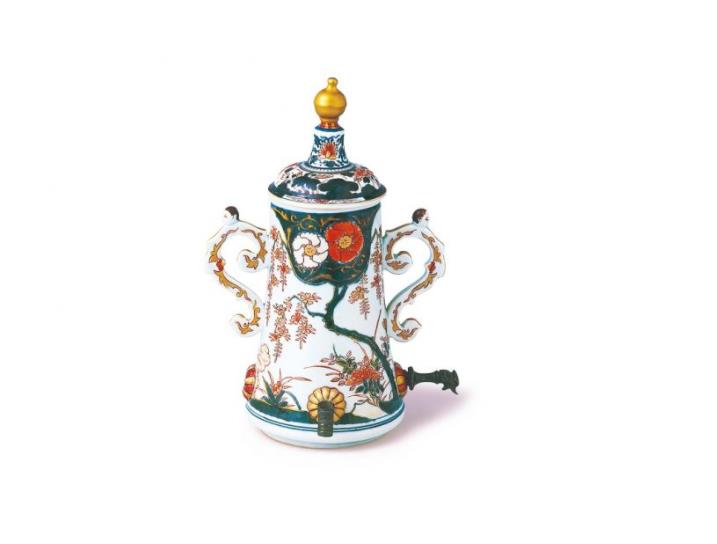 《色絵桜樹文耳付注器》　1700～1730年代　佐賀県立九州陶磁文化館