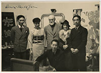 1939年3月23日はじめてニースのマチス先生のアトリエを訪問した際の記念写真（右端が猪熊、中央がマチス先生、左隣りが猪熊夫人、左端が荻須高徳と思われる）