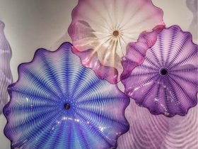 image : Dale Chihuly “Shadow Amethyst Persian Wall,” 2021 54 x 96 x 15'', 137 x 244 x 38cm Artwork © 2021 Chihuly Studio. All rights reserved.