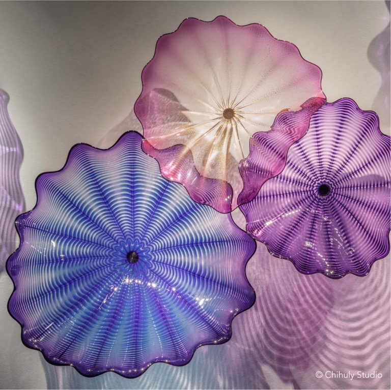 image : Dale Chihuly “Shadow Amethyst Persian Wall,” 2021 54 x 96 x 15'', 137 x 244 x 38cm Artwork © 2021 Chihuly Studio. All rights reserved.