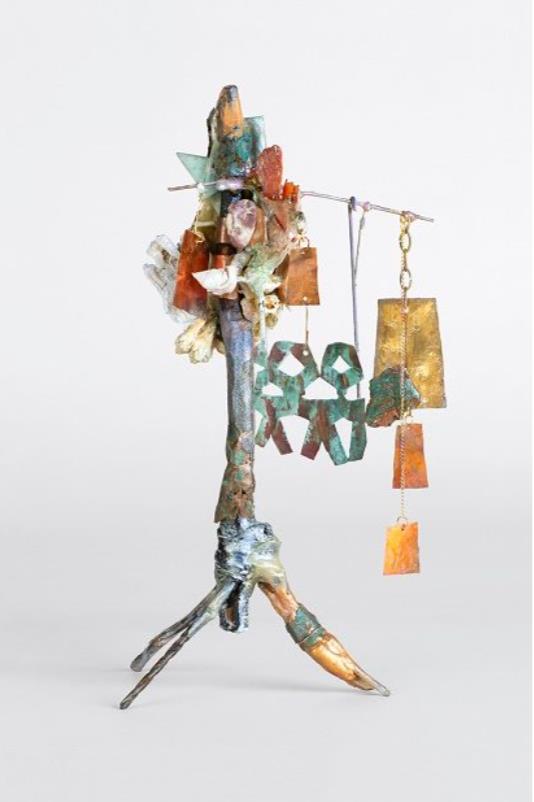 三本足の偶像 高42 x 24 x 24 cm 枝にメタリック油彩、エポキシ樹脂、骨、貝殻、真鍮、銅、鉄ワイヤーガラス、ガラス