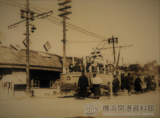 神奈川停留場とバラック電車　前川謙三撮影　1923（大正12）年10月　当館蔵