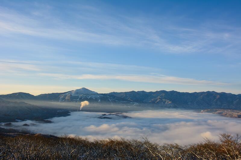 写真：美の山展望台から望む秩父盆地