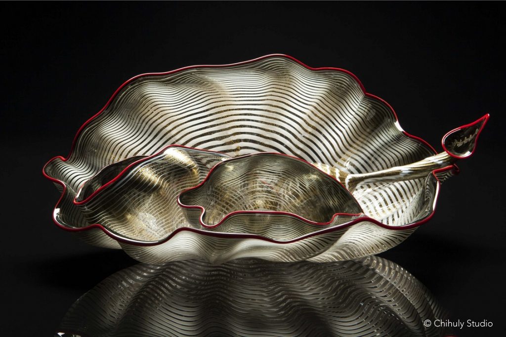Dale Chihuly, Sienna Gold Leaf Seaform Set with Bonfire Lip Wraps, 2014, 22.9 × 48.3 × 28 cm © Chihuly Studio