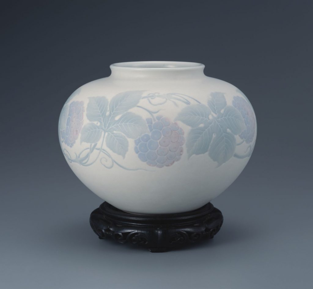 板谷波山「葆光彩磁葡萄紋様花瓶」 1922年 茨城県陶芸美術館