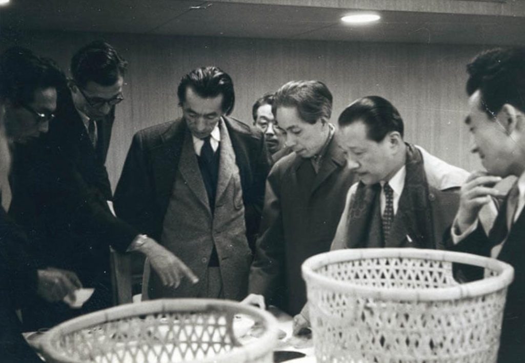 「グッドデザインコーナー」のための選定会風景、 1955 年頃