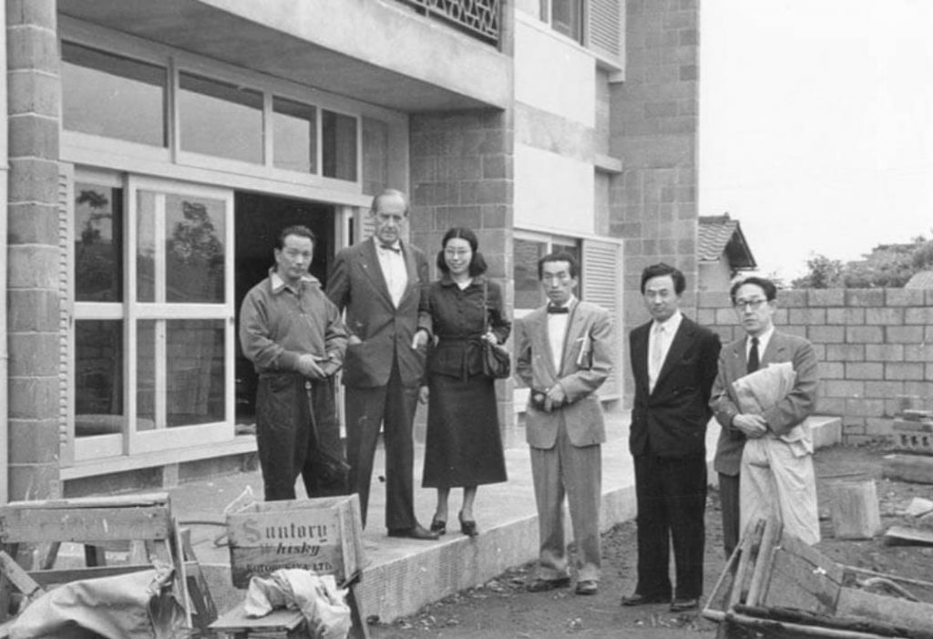 来日の際に岡本邸を訪れたヴァルター・グロピウス、 1954年 左から岡本太郎、グロピウス、一人おいて剣持勇、柳宗理、渡辺力