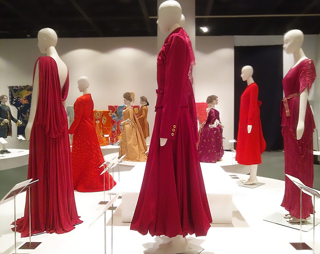 コレクション展「赤い服と青い服」神戸ファッション美術館
