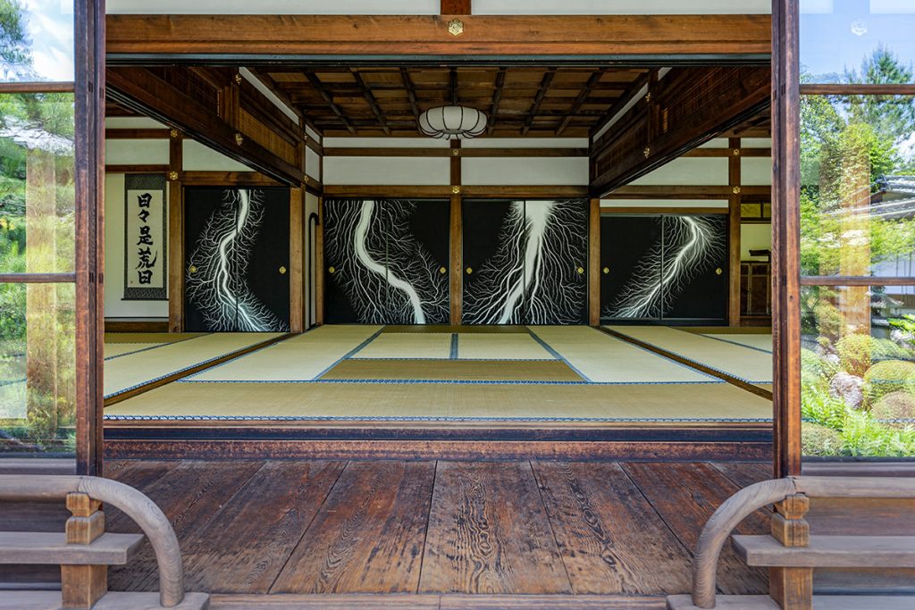 両足院大書院「杉本博司：日々是荒日」 © Hiroshi Sugimoto / Courtesy of RYOSOKU photo: Masatomo Moriyama