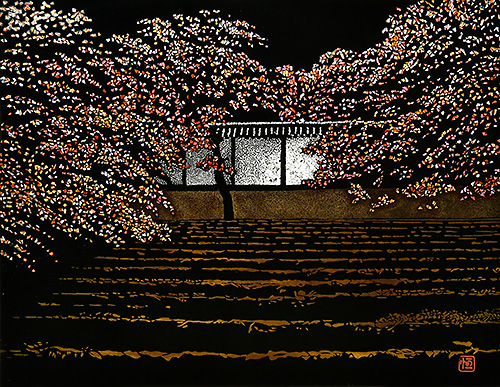 紅葉の馬場「二尊院」（31.8×41㎝／6F） 百人一首にも詠われた小倉山の麓に広がる、京都の名刹・二尊院。「幅広い階段に蔽いかぶさるように紅葉する木々と白壁との色彩の対比に美しさを感じました」。鮮やかな紅葉を貝の裏側に金箔や色箔を貼る伏彩色で、白壁を卵殻の技法で表現しています。