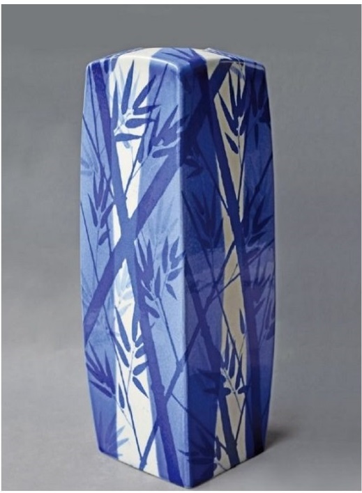 「瑠璃釉かぐやの夜角柱壺」　 幅16.5×奥行16.5×高46.5cm