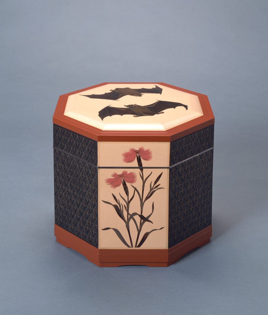 佐治賢使《蝙蝠蒔絵八角飾箱》（1944）東京藝術大学蔵
