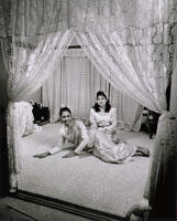 〈Living Room, Tokyo〉より《(手前)ノイナ―さん(28)と同居している友人、バンコク出身》1989-94年　作家蔵
