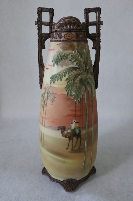 ＜オールドノリタケ＞ ｢盛上げ椰子とベドウィン柄花瓶｣ 1,320,000円（1911年(明治後期)頃/高さ