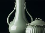 左）「三⽥⻘磁 蓮葉⽿付花瓶」 （幅22.5×奥⾏20.5×⾼さ37.7cm） 右）「三⽥⻘磁 ⾬⻯摘酒会壺⽔指」 （径20.5×⾼さ20cm）