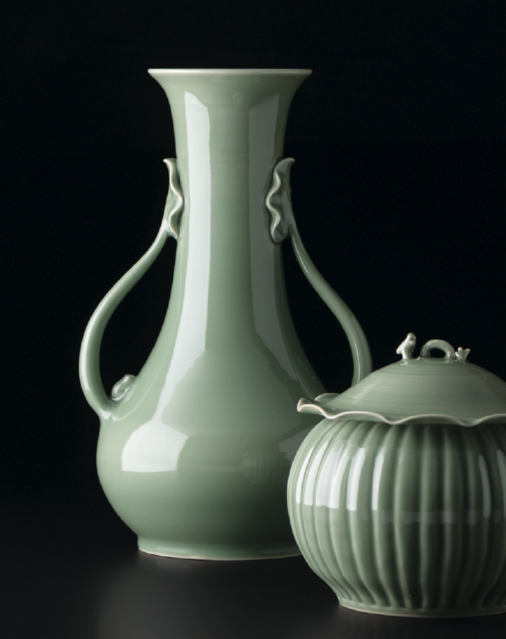 左）「三⽥⻘磁 蓮葉⽿付花瓶」 （幅22.5×奥⾏20.5×⾼さ37.7cm） 右）「三⽥⻘磁 ⾬⻯摘酒会壺⽔指」 （径20.5×⾼さ20cm）