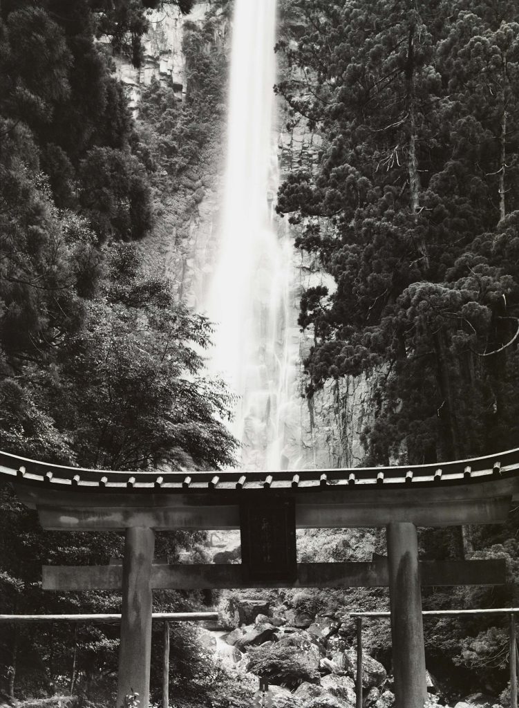 ＜HIDDEN JAPAN 自然に潜む日本＞ 那智滝　1992　ゼラチン・シルバープリント 神奈川県立近代美術館蔵