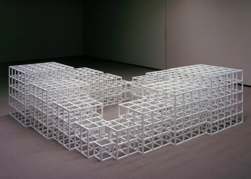 ソル・ルウィット《ストラクチャー(正方形として1、2、3、4、5)》1978-80年　滋賀県立美術館 © 2021 The LeWitt Estate