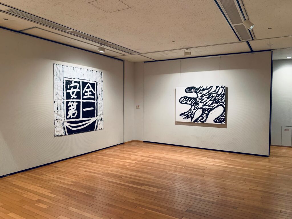 前回6月の展示の様子（左から日野公彦、ハシグチリンタロウの作品。於・三鷹市芸術文化センター）