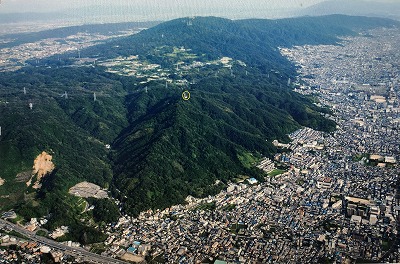 飯盛城は、大東市と四條畷市にまたがる飯盛山にありました。 写真中央が飯盛山。〇印がNHK送信所の鉄塔。 飯盛城は、 南北７００ｍ・東西４００ｍに広がります。