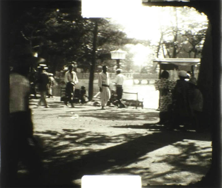 本間紹夫撮影による9.5mmフィルム《中島公園　祭り》(部分)昭和初期　個人蔵