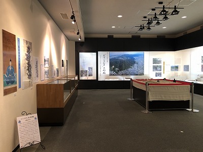 展示室風景　中央に江戸時代の絵地図を展示